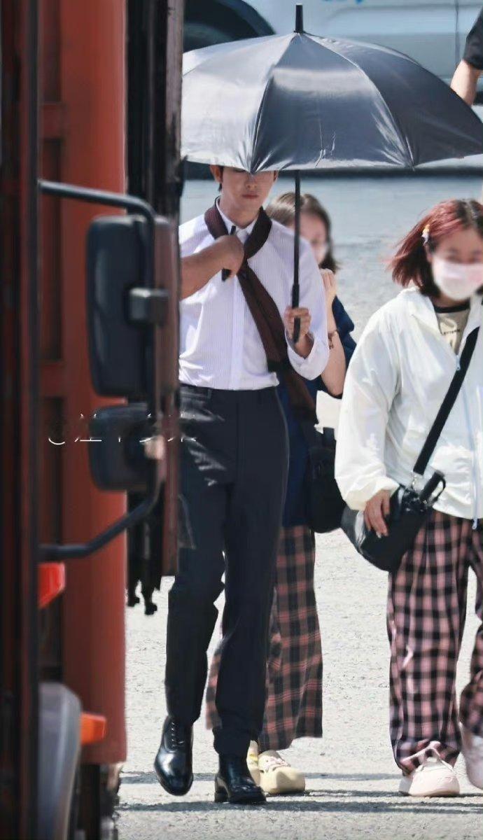 田嘉瑞《#燃霜为昼# 》路透白衬衫+黑西裤 冷文笙好长的腿哇！ ​​​