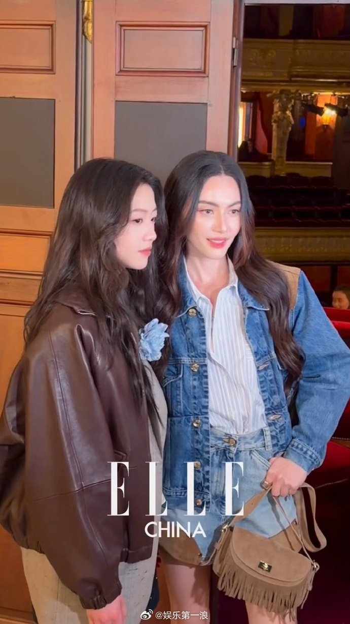 向涵之Mai同框合照 向涵之和泰星Mai在巴黎时装周秀场同框合照并拥抱，好养眼！