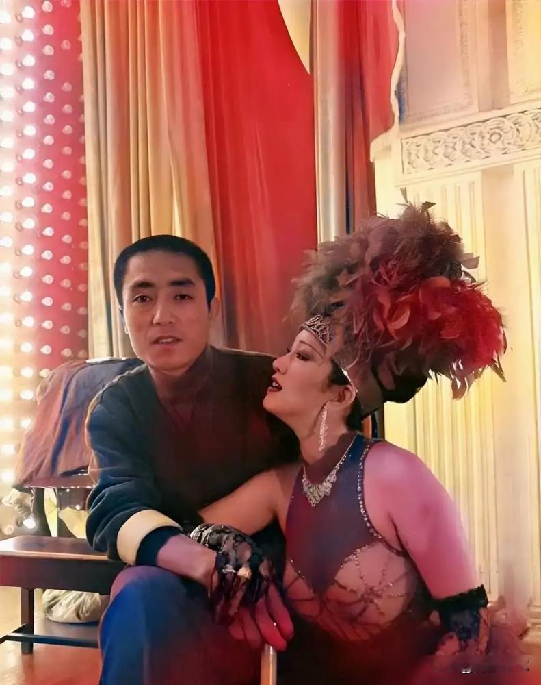 离谱给离谱开门，离谱到家了！
三十年前公开登杂志的大红灯笼宣传照，吕乐布光张艺