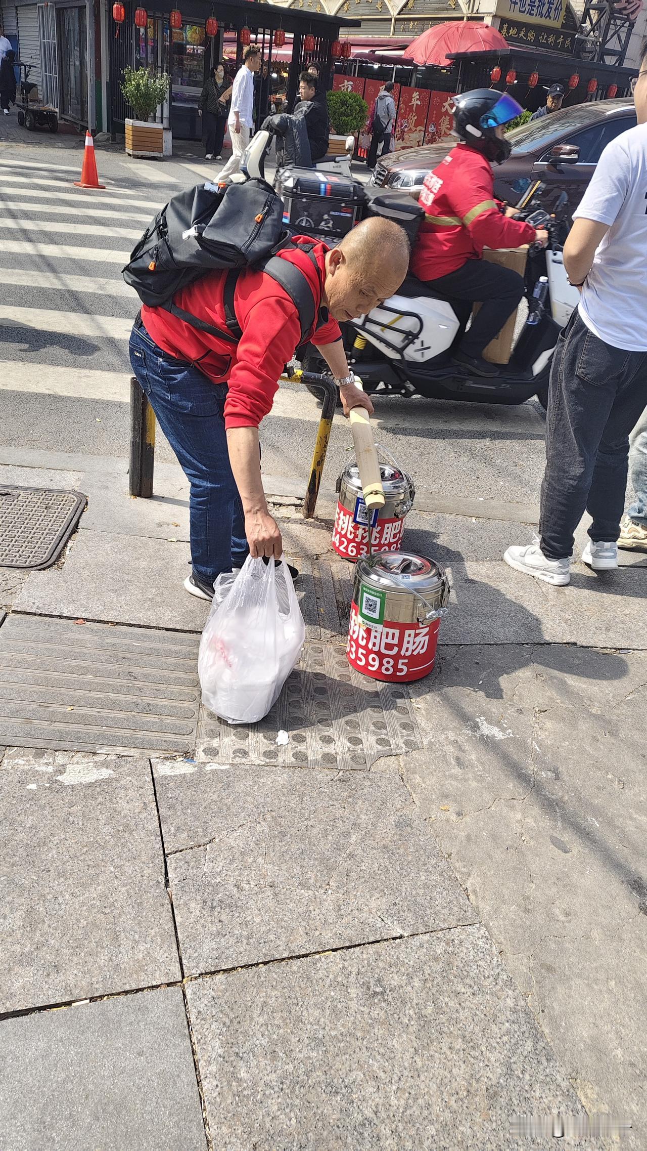 在楼下发现这个小买卖挺好的，也是随身带着的，好像是什么肥肠，还没看明白，人家就挑