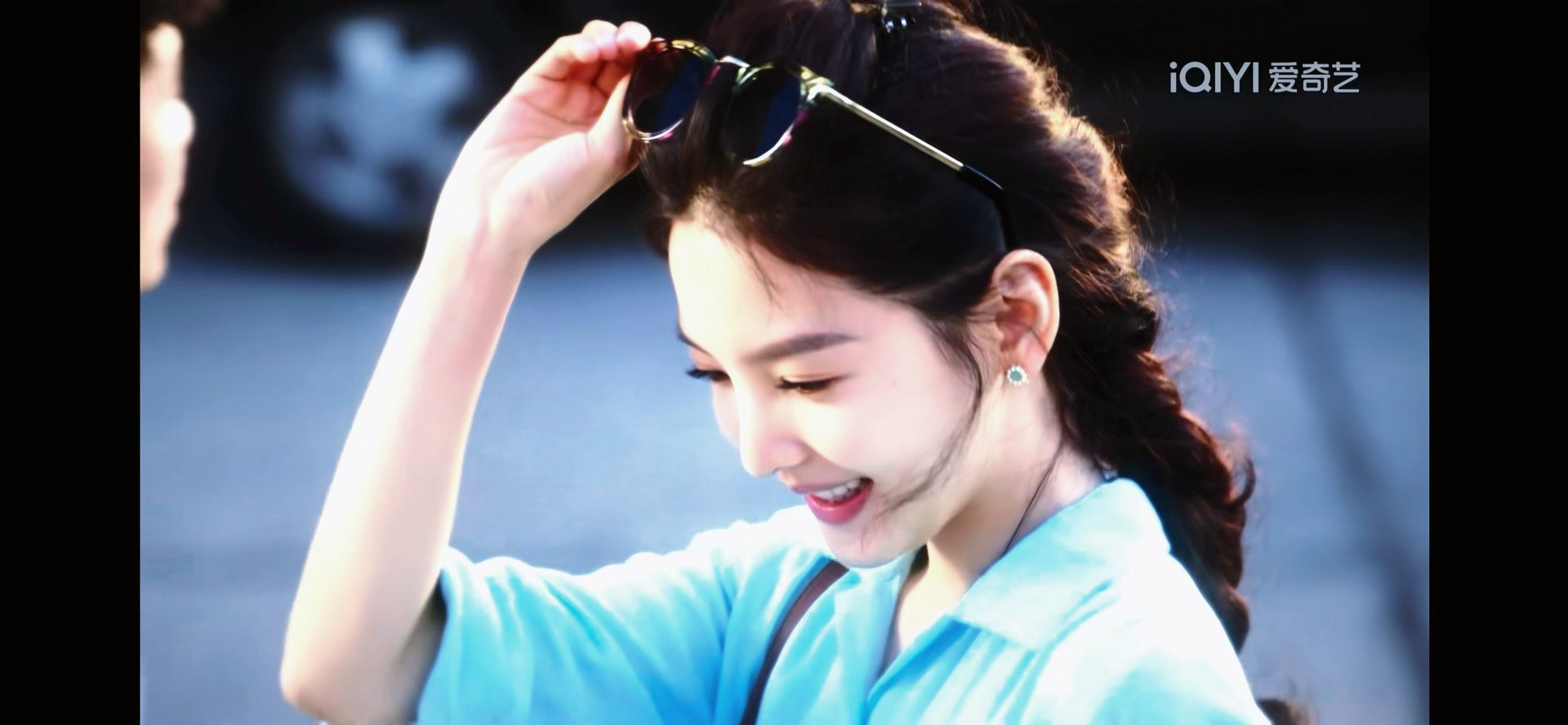 章若楠在《冬去春来》第一集里的登场，她的外形就是很白月光型。 