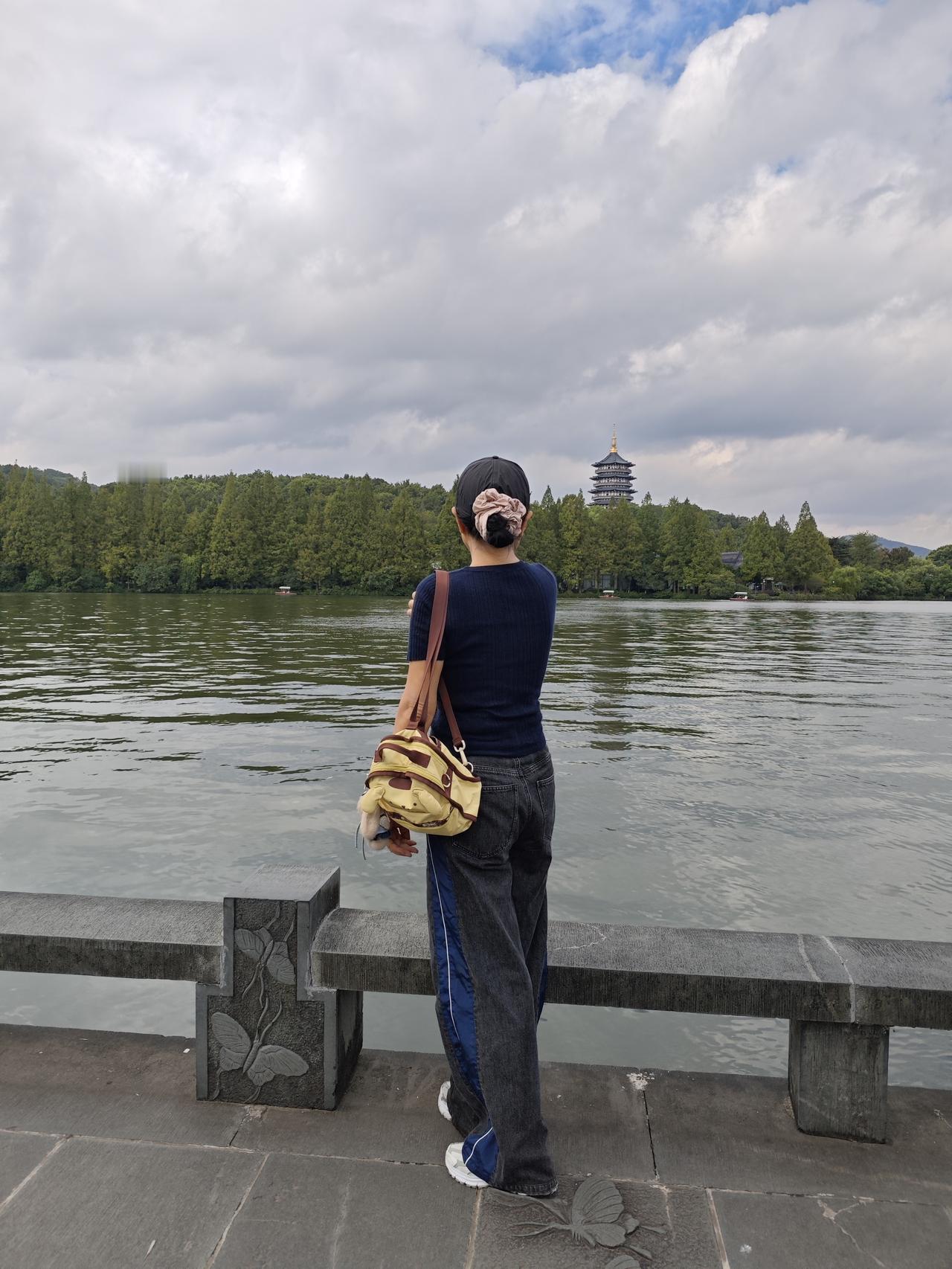 我的今日状态：😁轻松愉快
我这里的天气：☀️晴天

来杭州如果没有看到雷峰塔夕