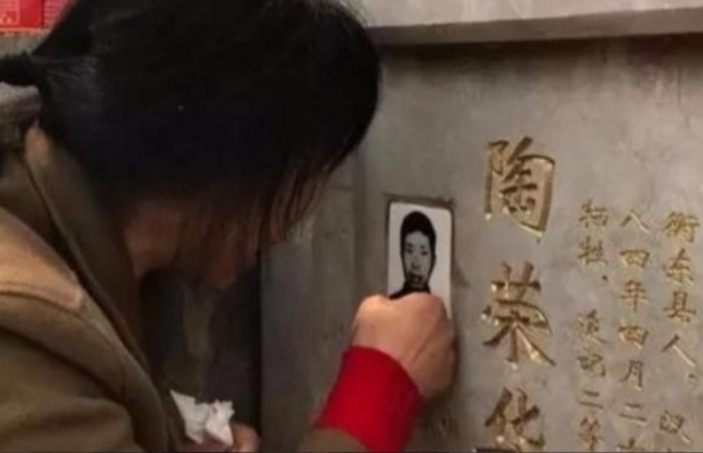 1984年，一战士壮烈牺牲，新婚20天的妻子生下遗腹子，并拒绝改嫁。35年后，妻