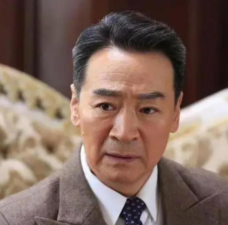 2003年，49岁的寇振海向演员李婷表白，李婷拒绝的说：寇老师，你比我大25岁，