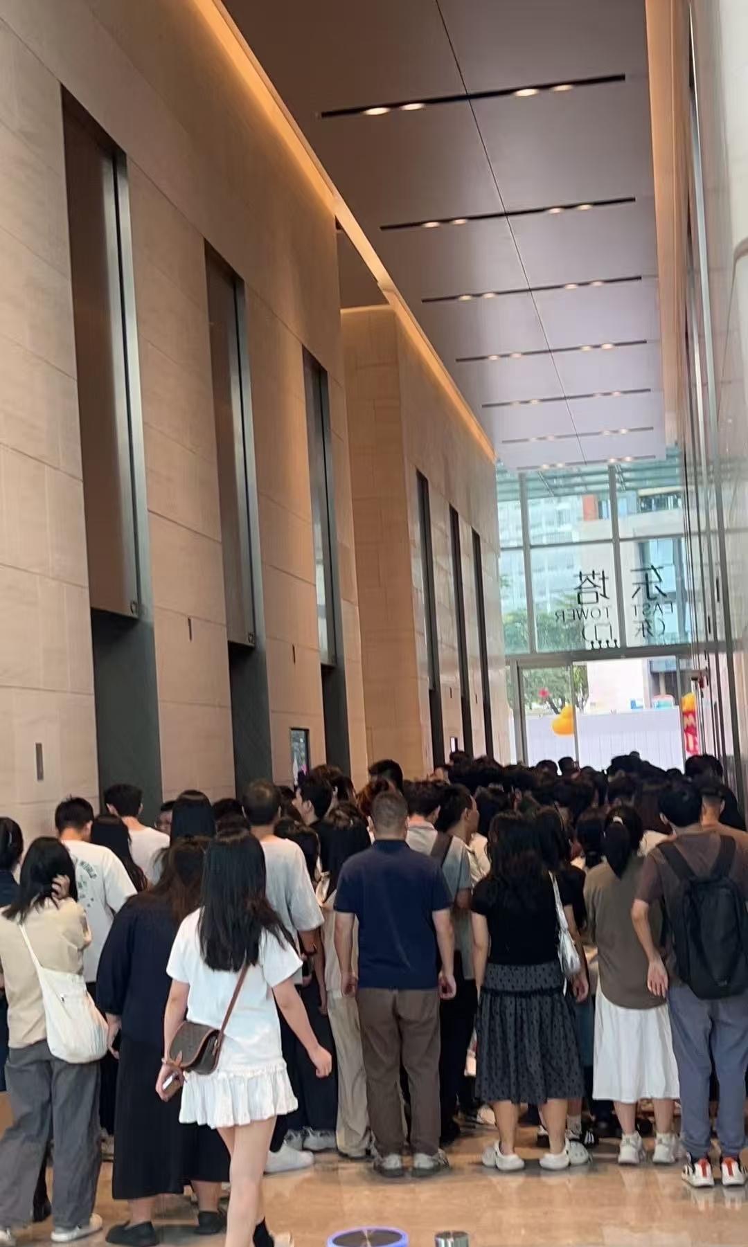 实在是对高楼办公大厦祛魅了
只有人脸打卡方式的班 谁懂 ！！！每天上班预留十五分