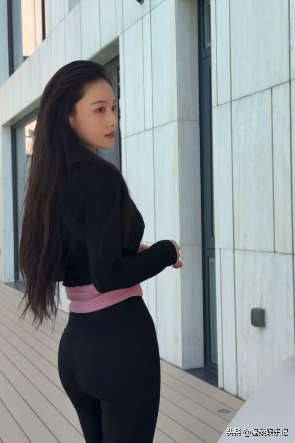 张馨予穿着紧身瑜伽服，秀出完美好身材！