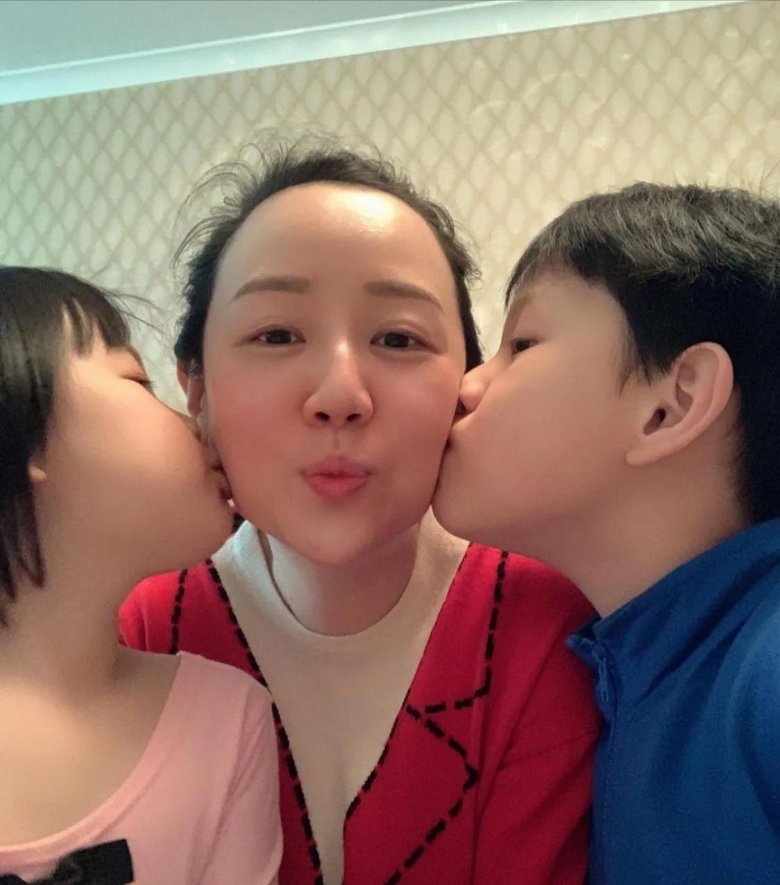 娱乐圈最不靠谱的妈妈非关凌莫属，因为丈夫姓姬，她就为儿子取名“姬关枪”，为女儿取