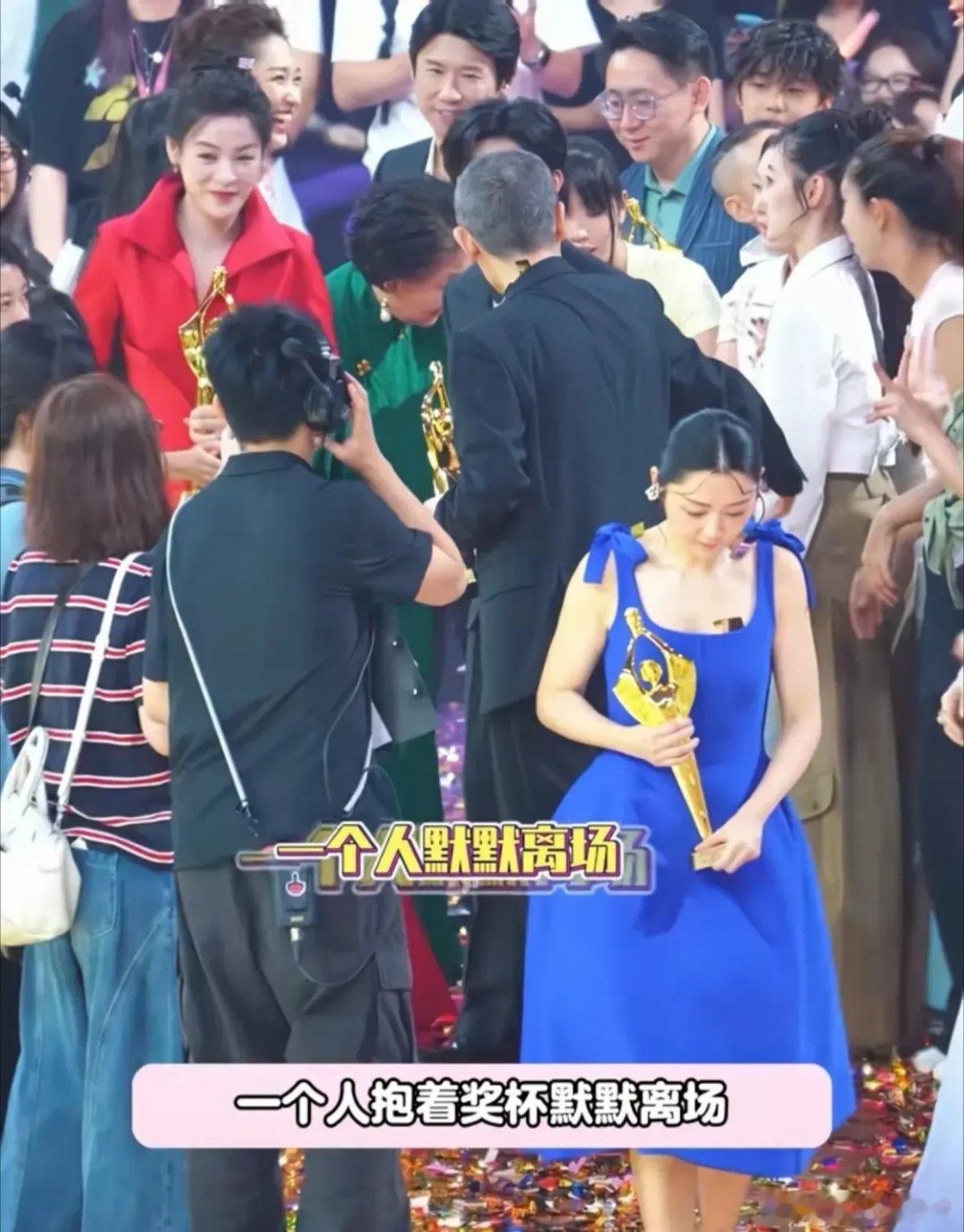 卫诗雅百花奖独自抱奖杯提前离场的争议，终于有本人回应了。被记者问到为何典礼结束率