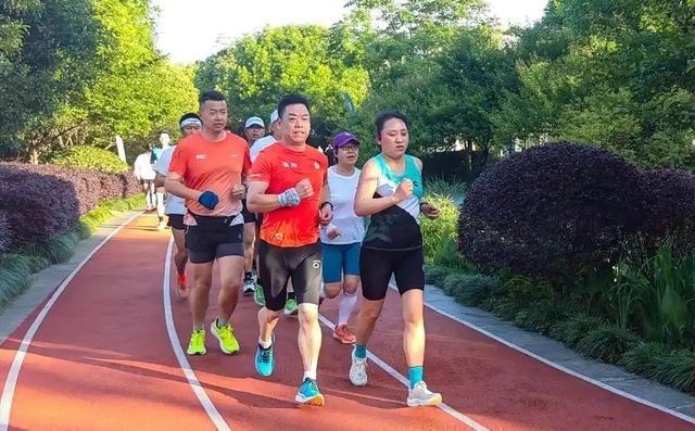 如果你是甲状腺患者，尤其是甲亢，那么夏天对你来说，绝不是单纯的“热一点”。这是一