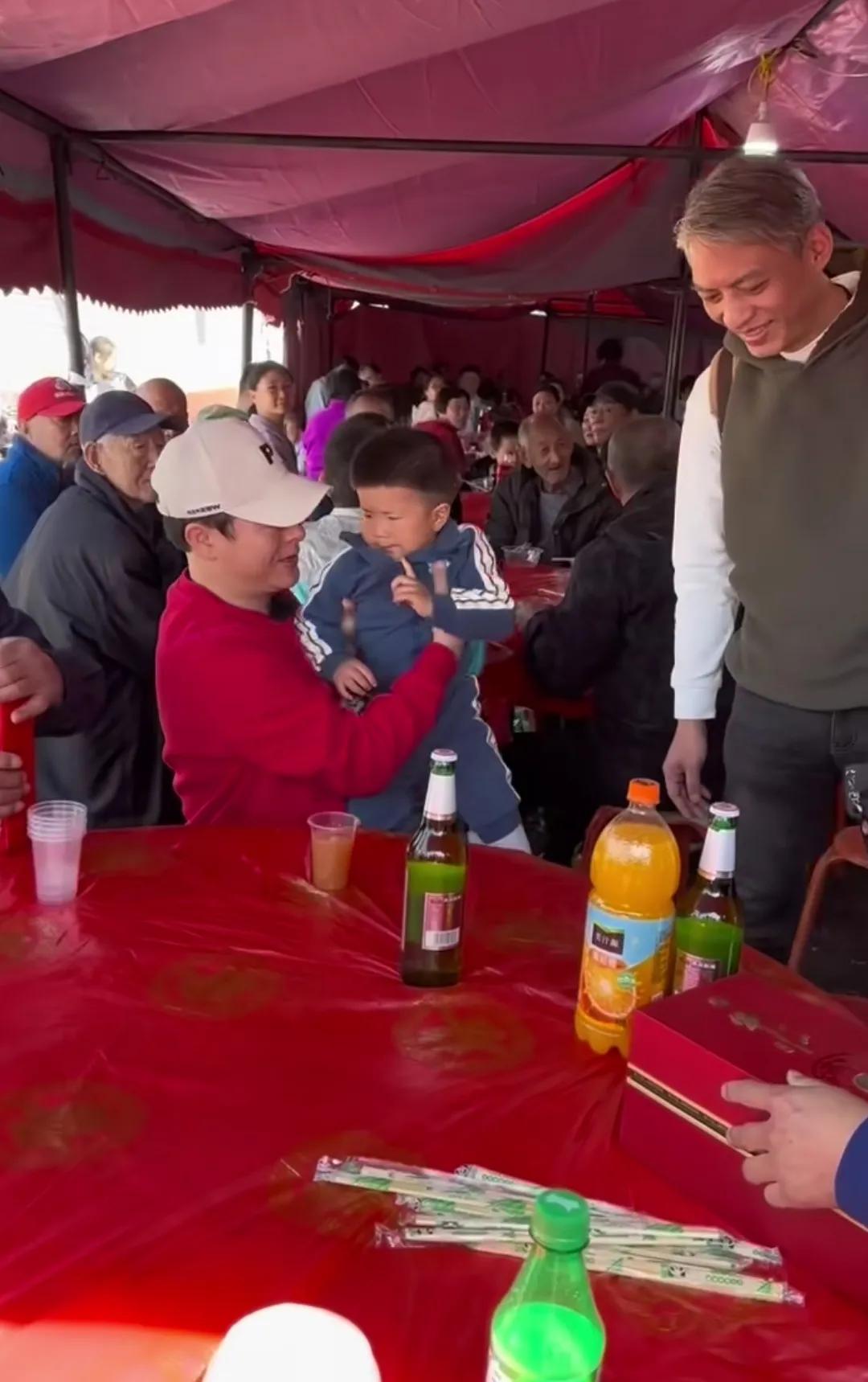 网友偶遇张颂文农村吃酒席抱小孩，这也太太太太太太接地气了，这样的演员是老百姓的演