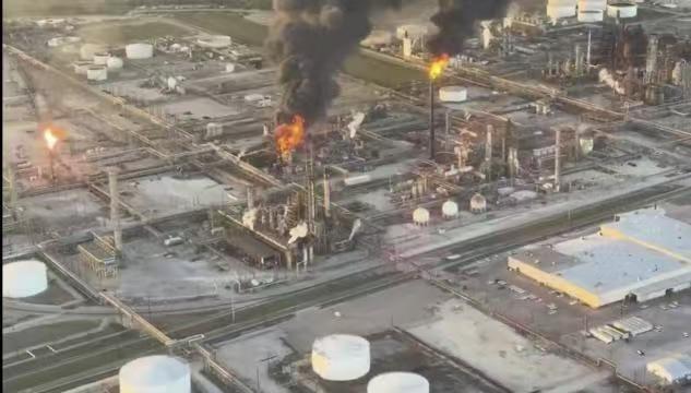 在美伊局势不断升温，国际能源价格猛涨的情况下，美国一大型炼油厂又突发爆炸！这一突