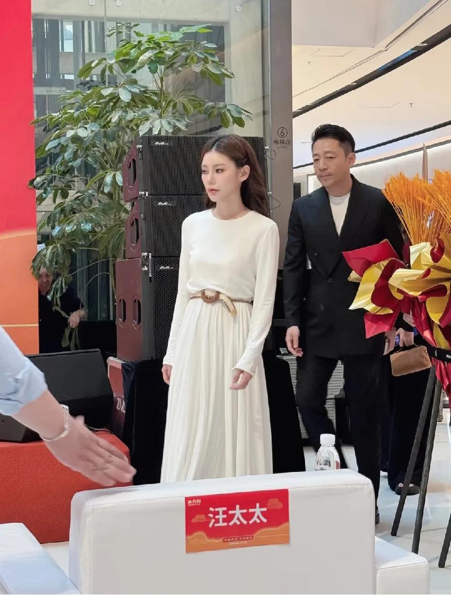 汪小菲和汪太太来合肥了，银泰IN77麻六记开业。网友:没有大s.谁认识汪小菲？