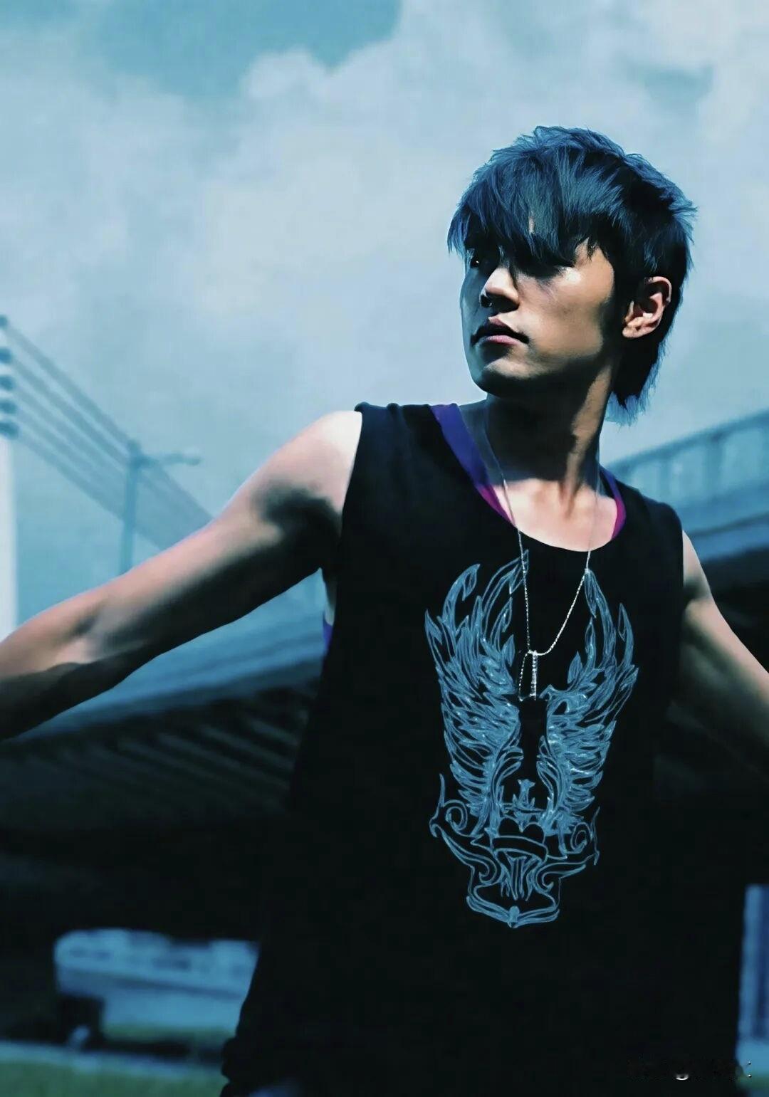 在日韩流与欧美风肆意席卷的年代，周杰伦以一己之力撑起了整个华流的天空，强势主宰了