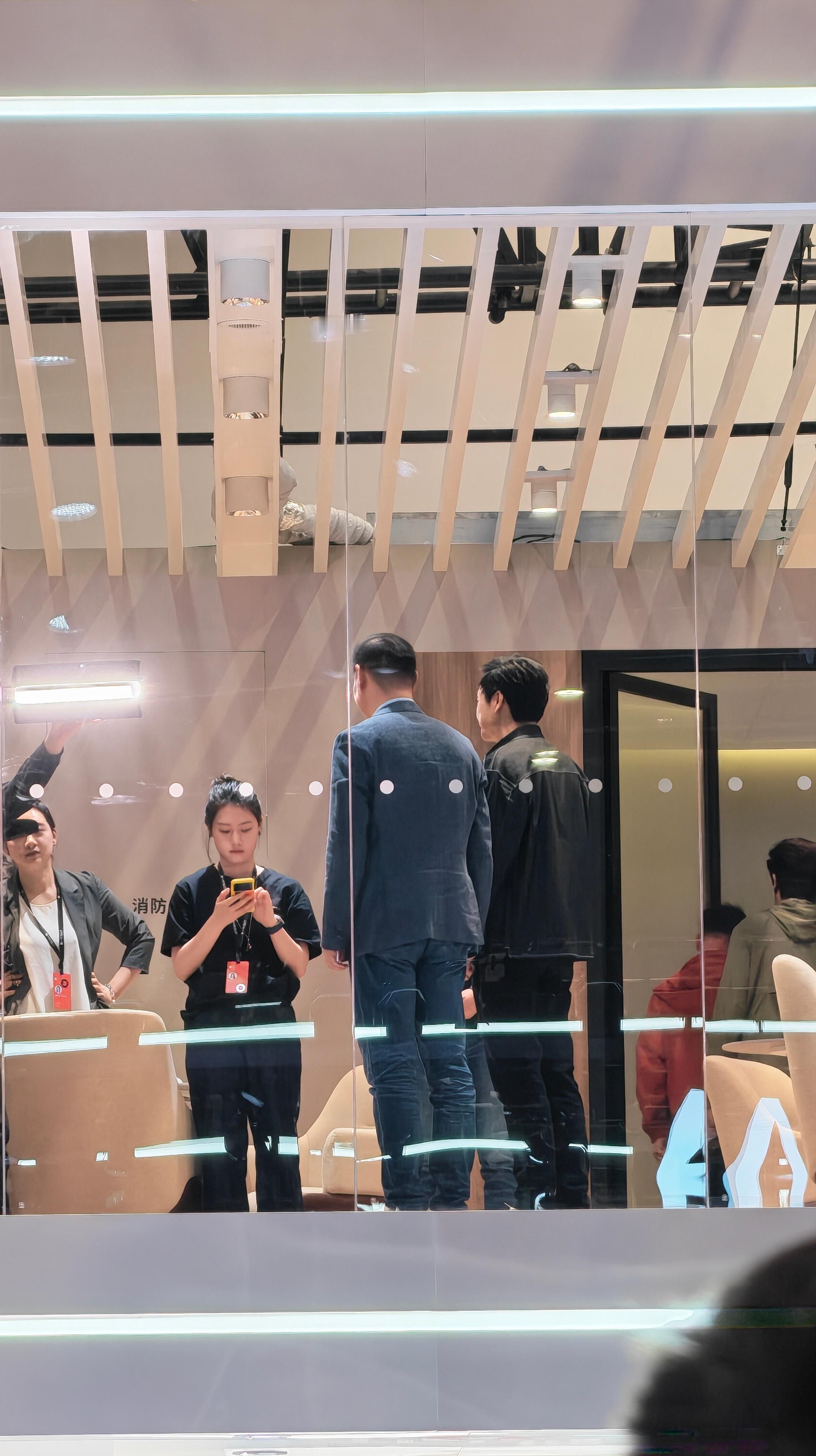 我天昨天可真的太赶了，刚刚收拾相册才想起来昨天在小米展台拍到了雷军，虽然只有背影