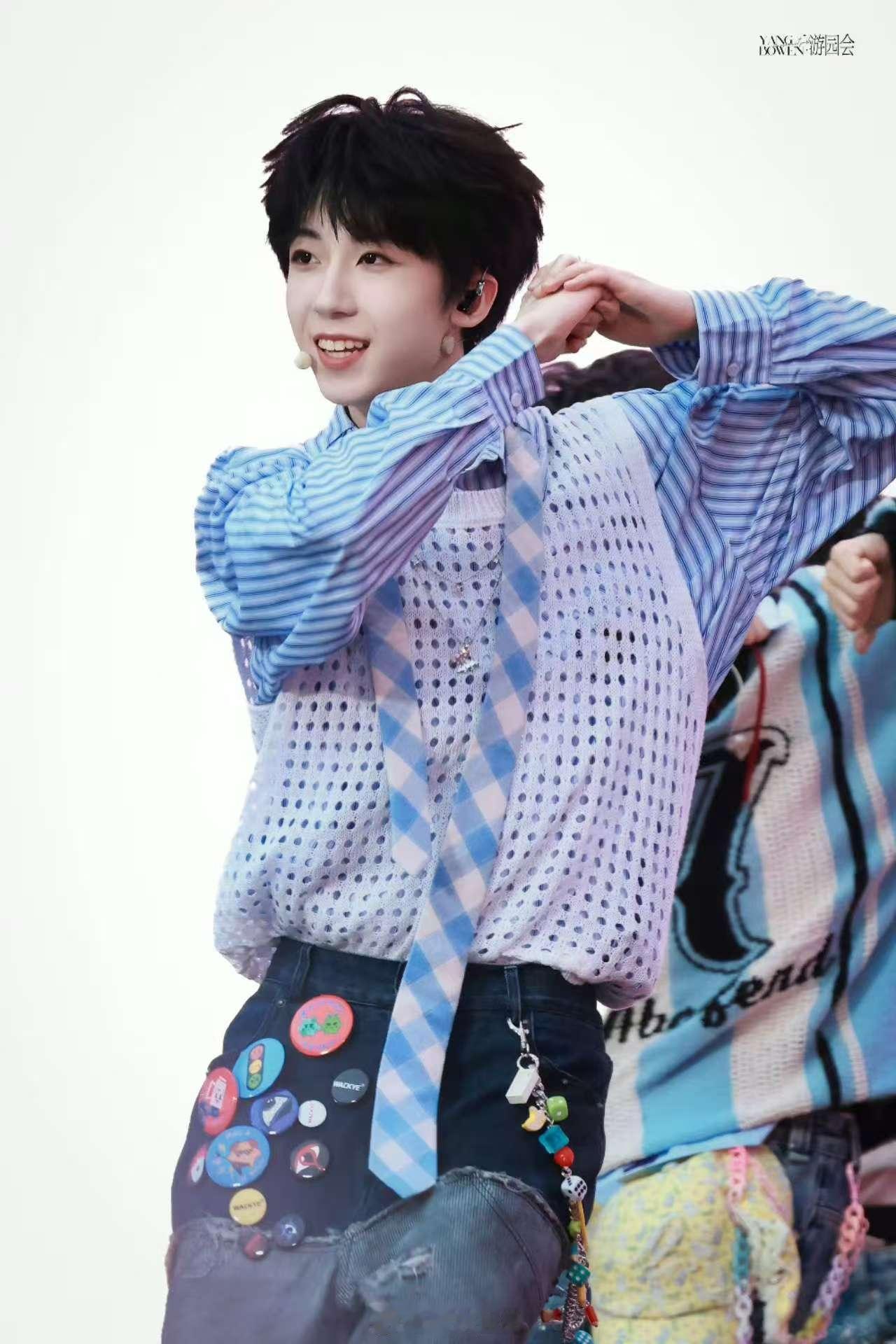 杨博文声乐进步好大，舞蹈实力恐怖如斯，声乐也一直在稳定进步，这段唱的太爽了吧杨博