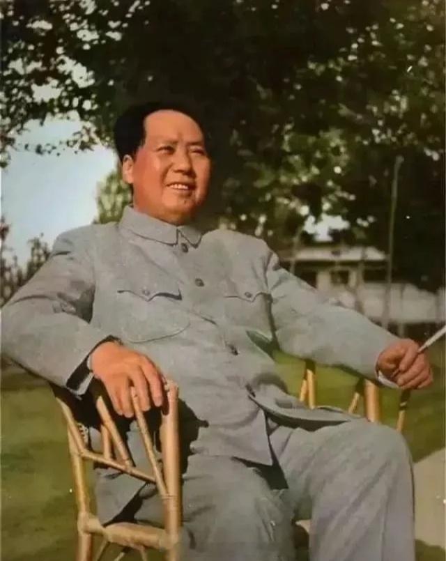 毛主席17岁赋诗言志，境界大开，尽显伟人风范！每每读主席诗词，总似阳光铺面，载满