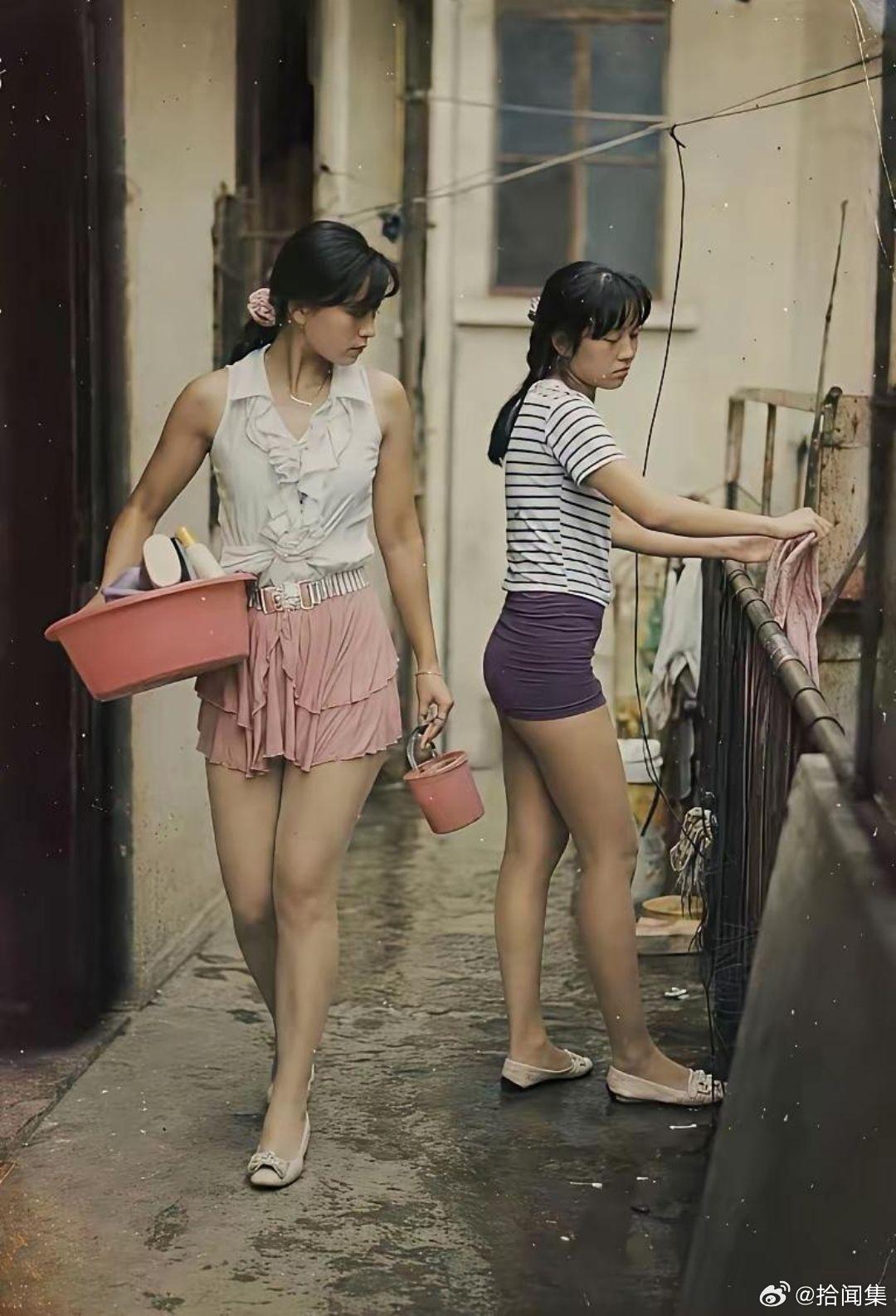 90年代，刚下班的女工！！而现在的女工呢老照片:还记得这些细节，曾经的生活～老照