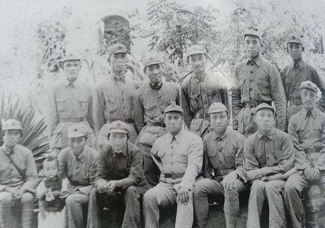 开国上将新婚夜呆坐，新娘责问为什么，将军说：我怕吓着你

贺炳炎，这位在战场上叱