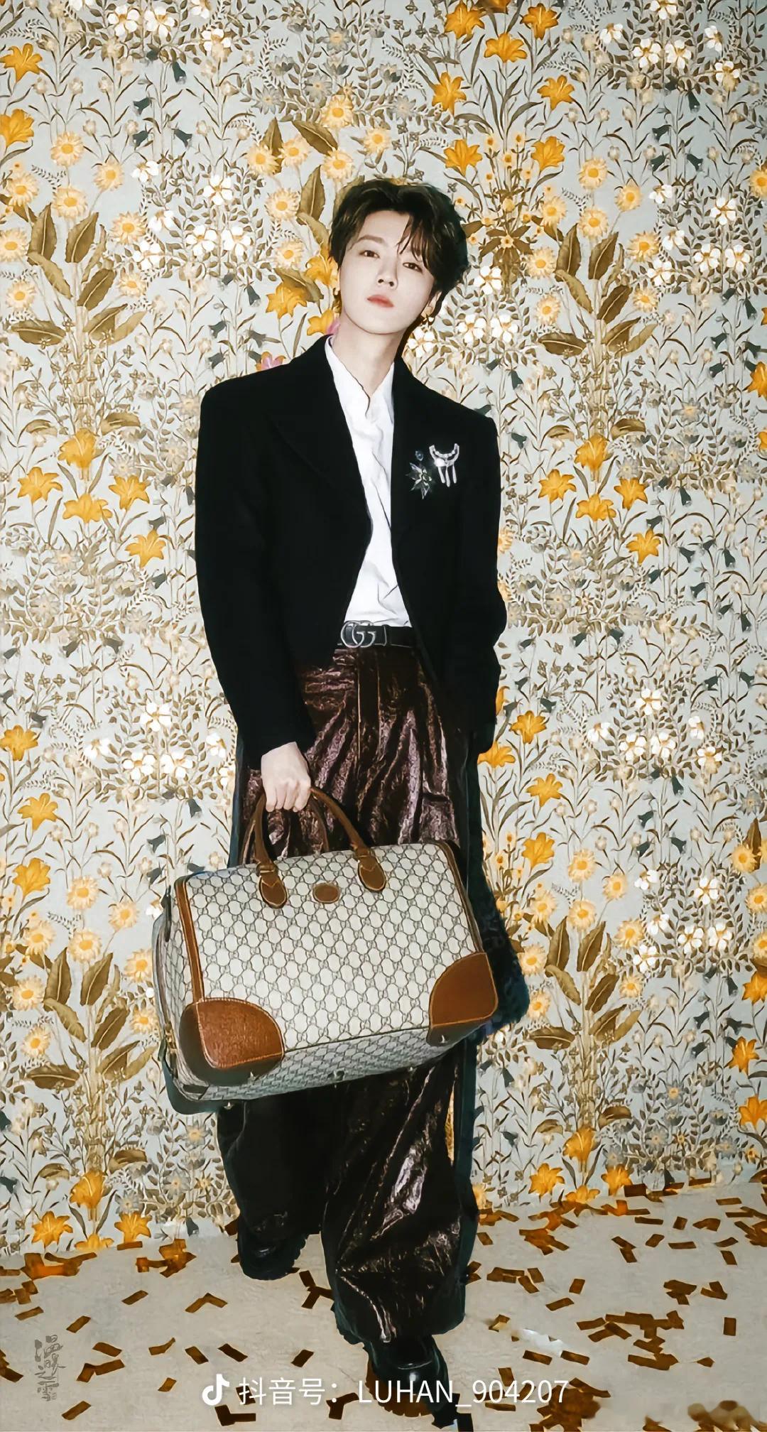 太贵气了吧依稀记得那套粉色衣服，真的惊艳了好久鹿晗  | ​​​