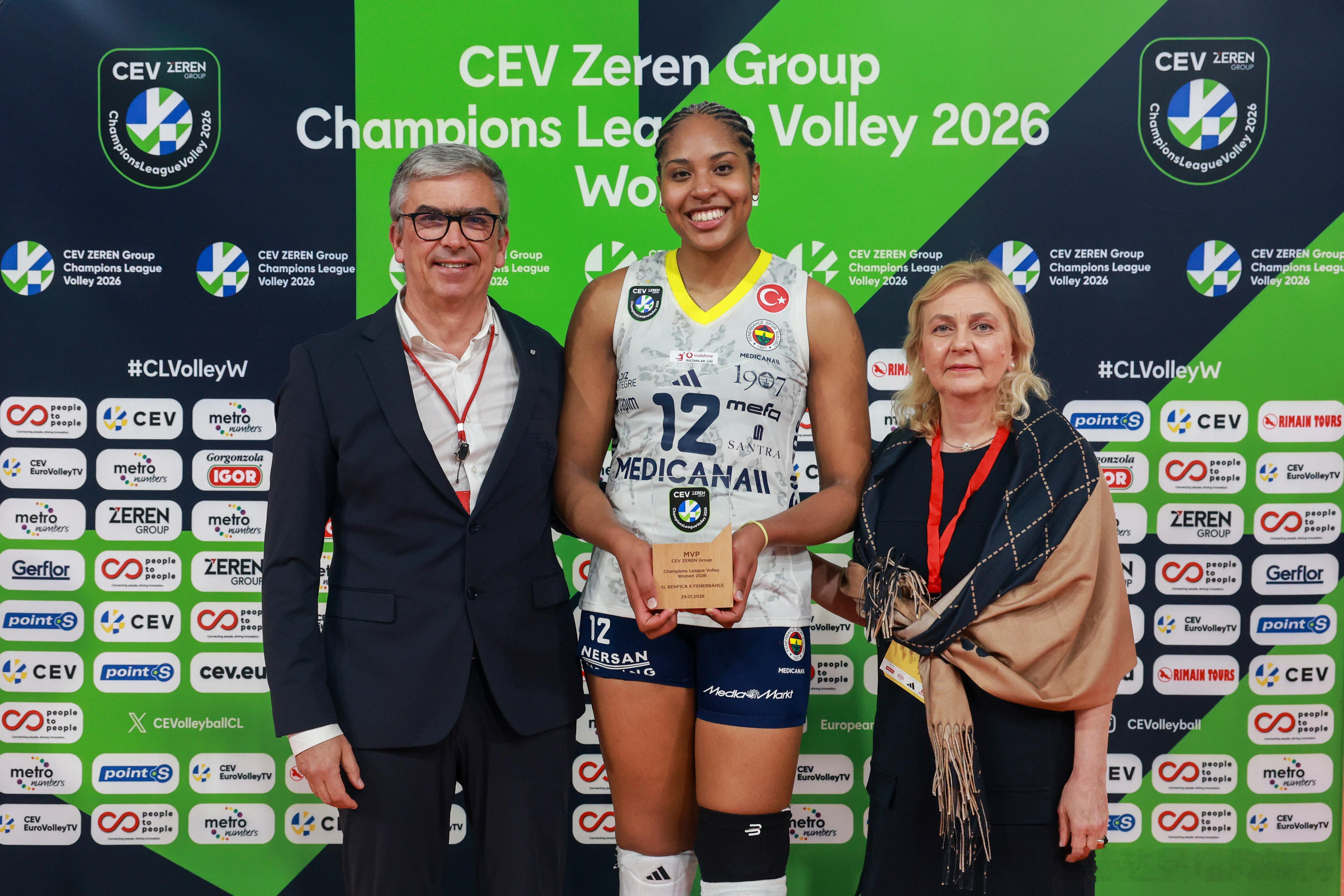 🟡🔵 欧冠女排小组赛第5轮B组，夺冠热门球队费内巴切，半主力出战、客场直落三