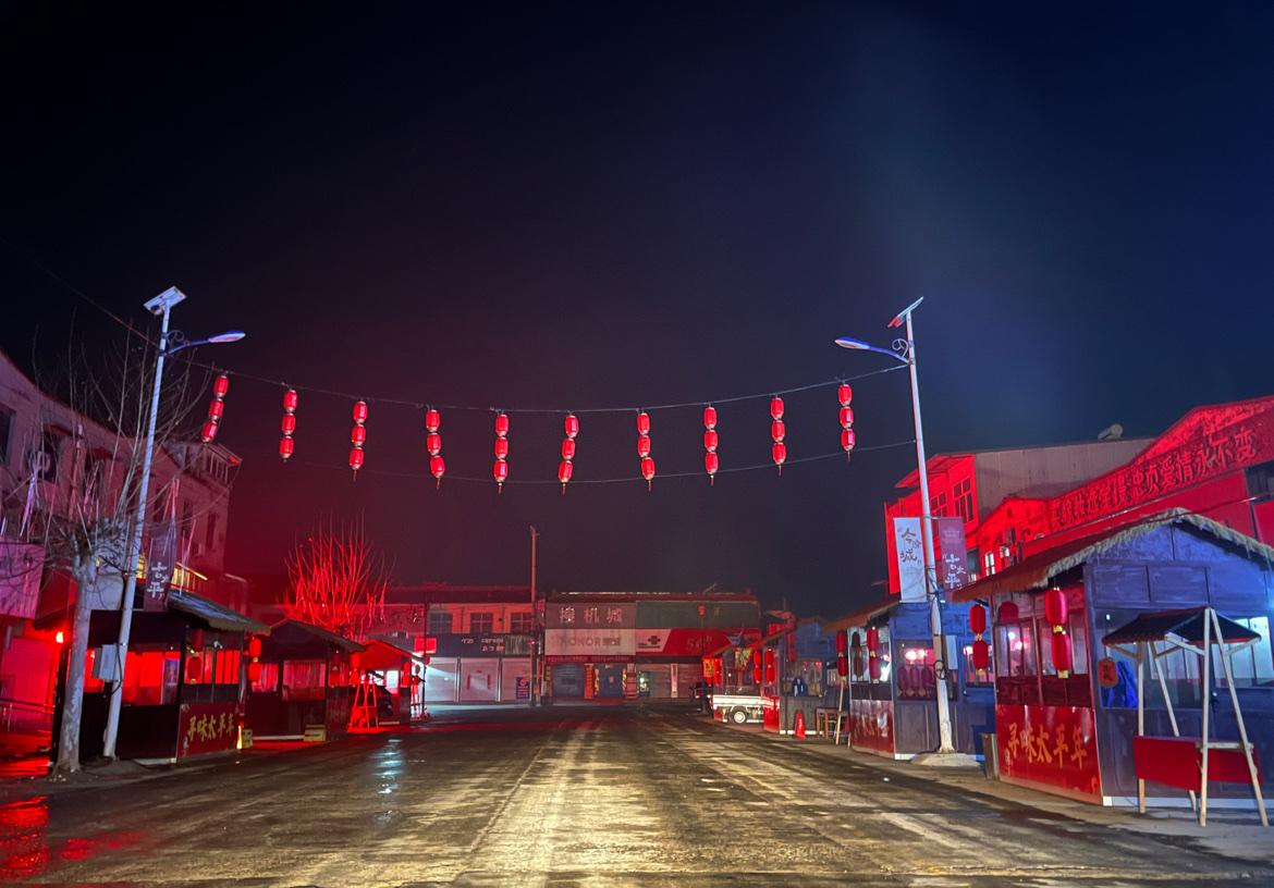 除夕夜的汾城古城景区，古建筑在沉睡，街道上干干净净，一派喜气洋洋却万籁俱寂的景象
