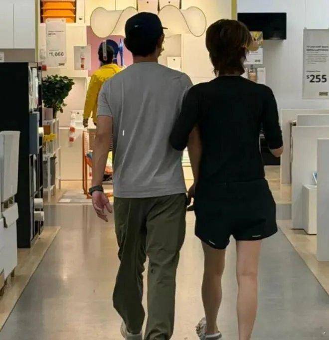 郑恺苗苗在加拿大租了一个月房子郑恺苗苗放下工作带俩娃赴加拿大参加暑期夏令营，在当