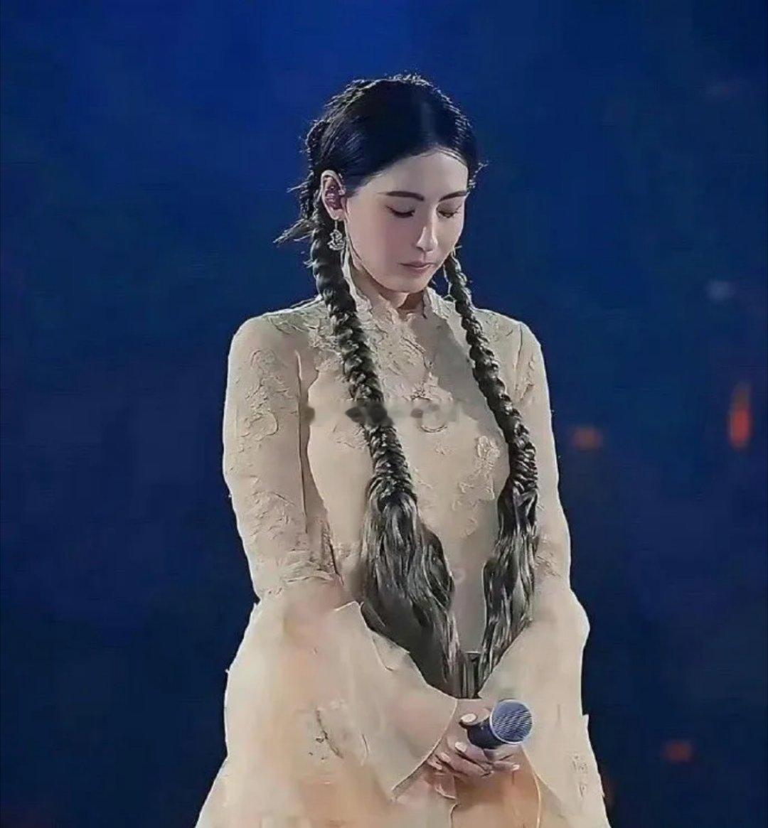 她不愧是香港“最后的美人”！张柏芝现身林家谦演唱会状态封神，45岁依旧精致得像洋