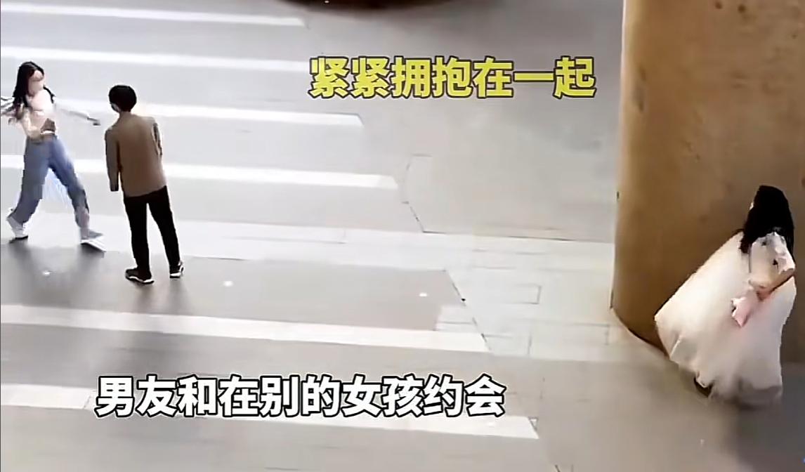 女孩满心欢喜穿着婚纱过来准备给男友一个惊喜，万万没想到转角就撞见男友和别的女生紧