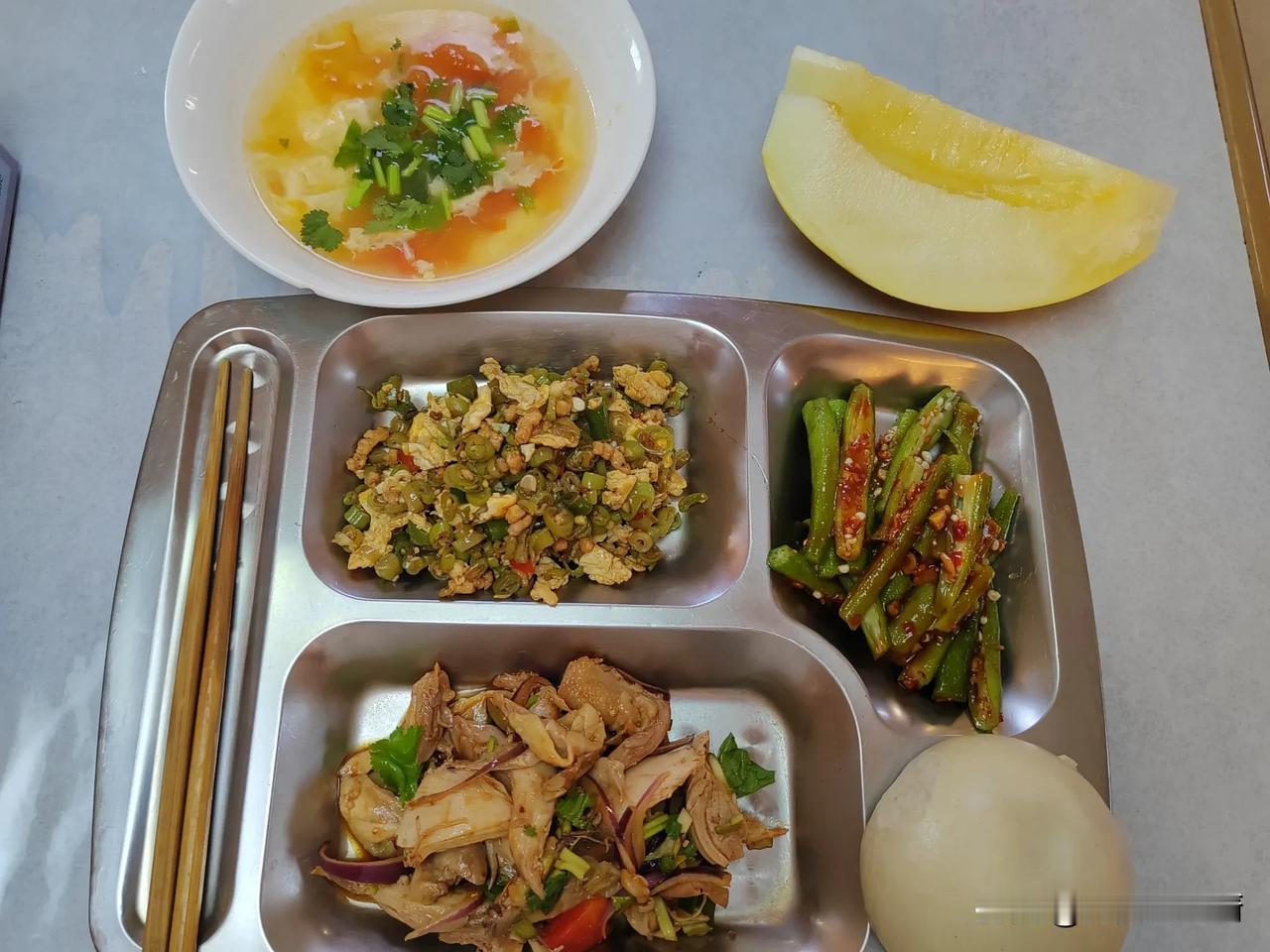 吃过午餐，习惯性的打开手机看了一下头条，也太巧了，正好看到一篇船上大厨发的头条，