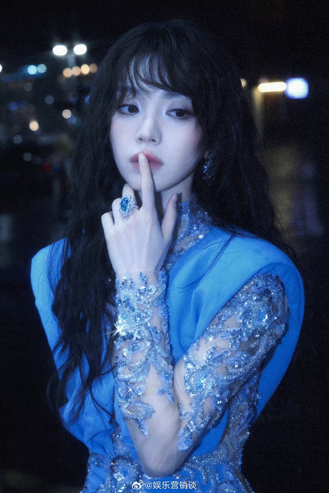 花海悠悠氛围感绝美，田曦薇眉眼清甜灵动，与繁花相融，浪漫氛围感扑面而来田曦薇闯入