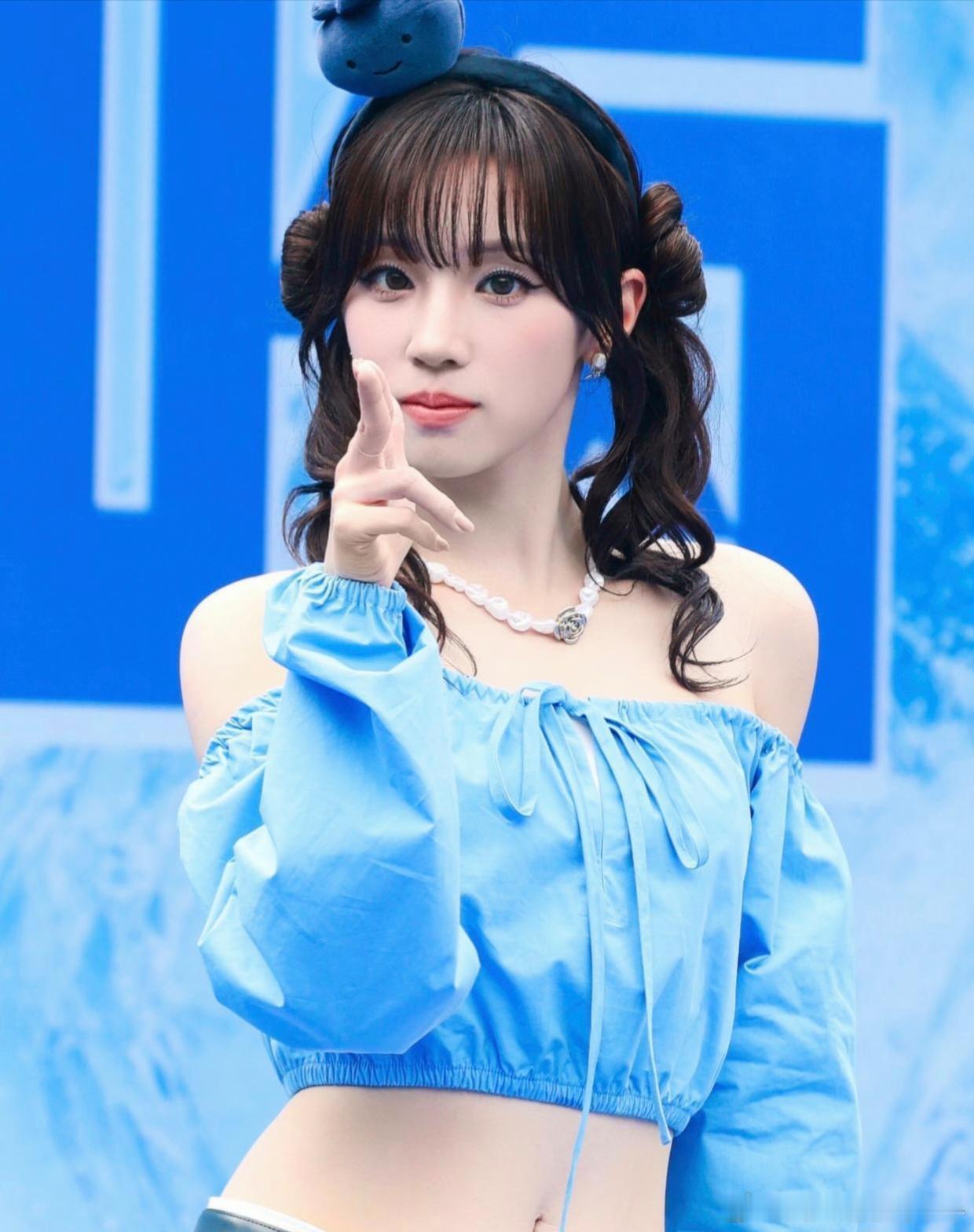 1. 易梦玲为了实现全身美白，会在身体各处涂抹美白精华，而且不同部位会针对性使用