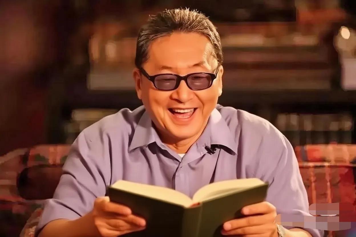 李敖喜欢猫却不养猫，他觉得养猫会玩物丧志，不养又喜欢的紧，怎么办呢？他就去网上搜