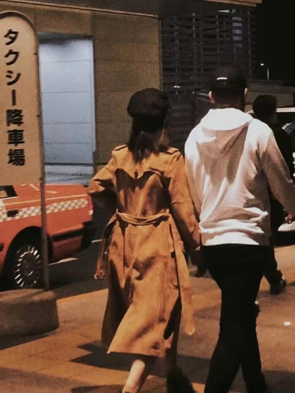 偶遇谢娜夜骑给张杰送花真情侣就是甜啊这一对稳稳的很安心张杰谢娜