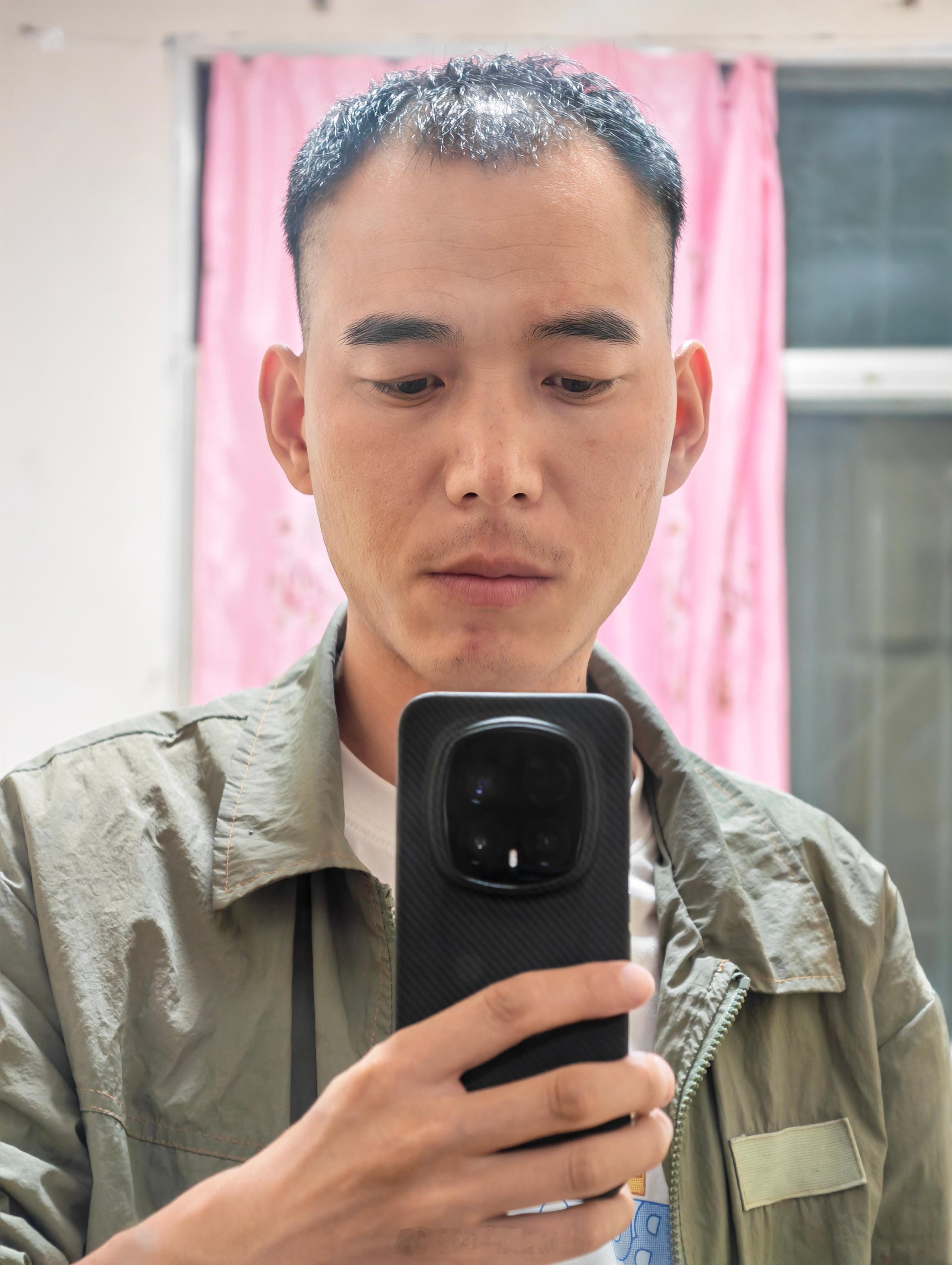 我感觉现在不带帽子又可以接受了。 