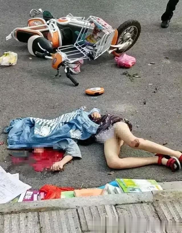 出门骑车真的要记得安全第一呀！戴上头盔骑慢点，天气热些不算啥，关键时刻能保命啊！