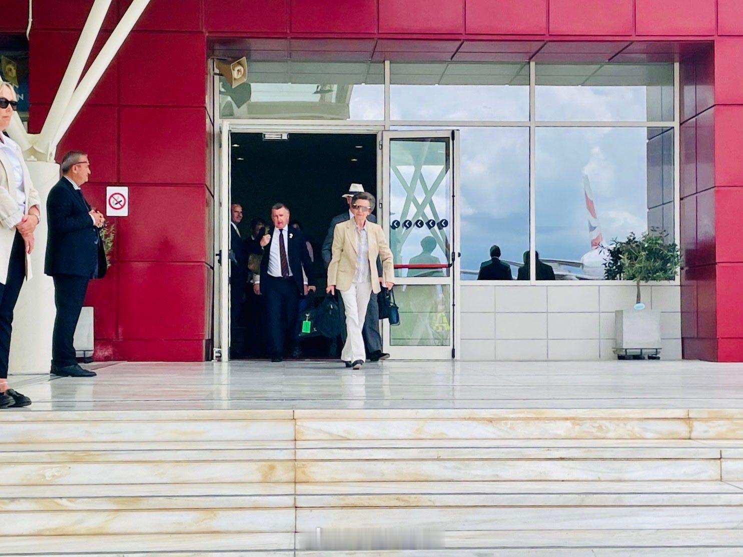 英国王室  今天安妮长公主和蒂莫西劳伦斯爵士正式结束4️⃣天3️⃣晚的希腊之行，