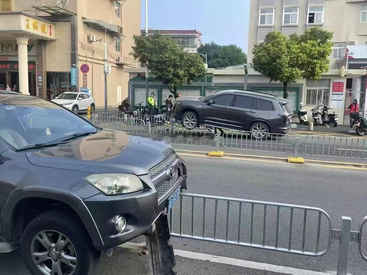 这两起事故如何同时发生的呢？