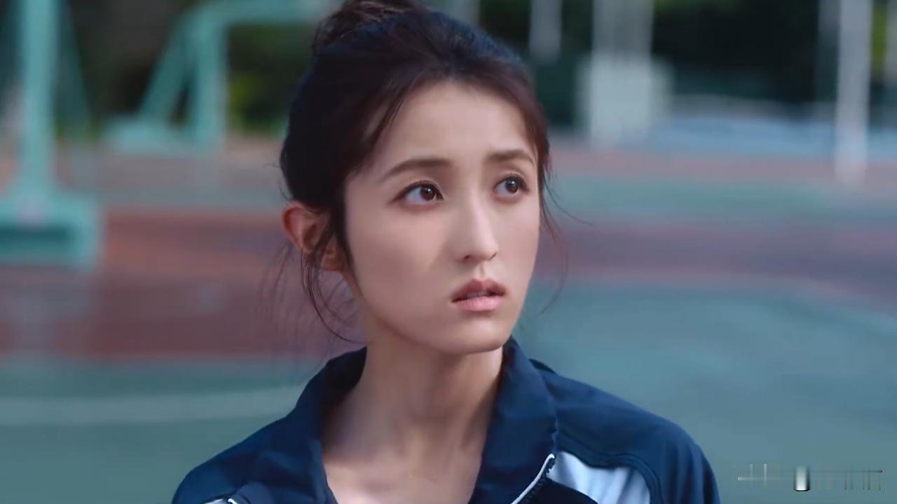 张子枫暴瘦后拍的首部剧来了，肉眼可见的营养不良，好似病秧子一般，很难相信这是现偶