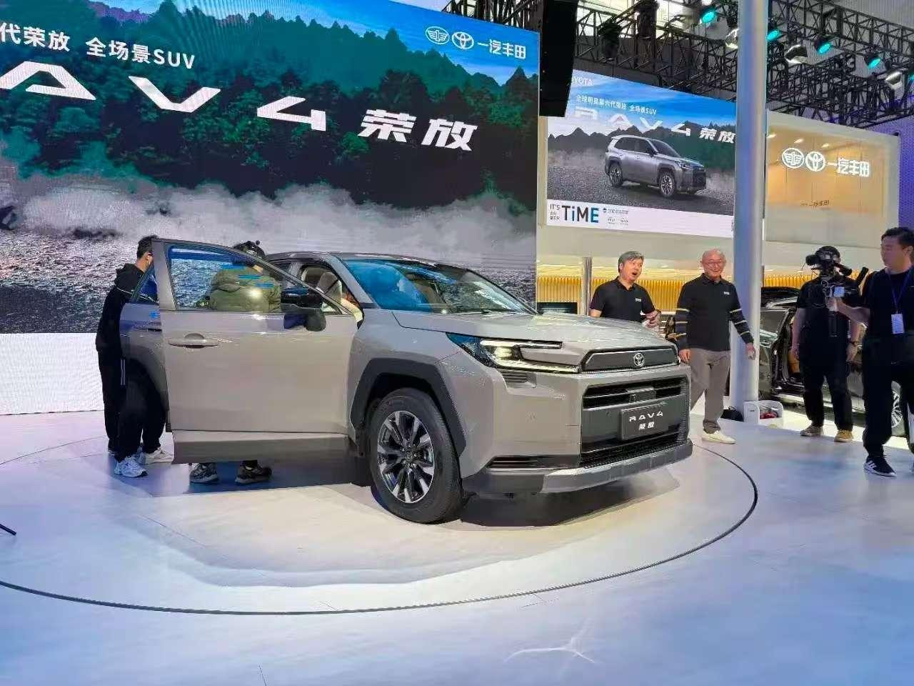 第六代RAV4荣放的交付权益也是一大亮点，原官方价格16.98万-22.88万元