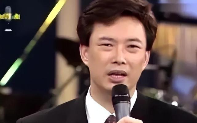 1981 年，费玉清在日本女友家过夜，女友贴心地放好洗澡水。他刚跨进浴缸，女友就