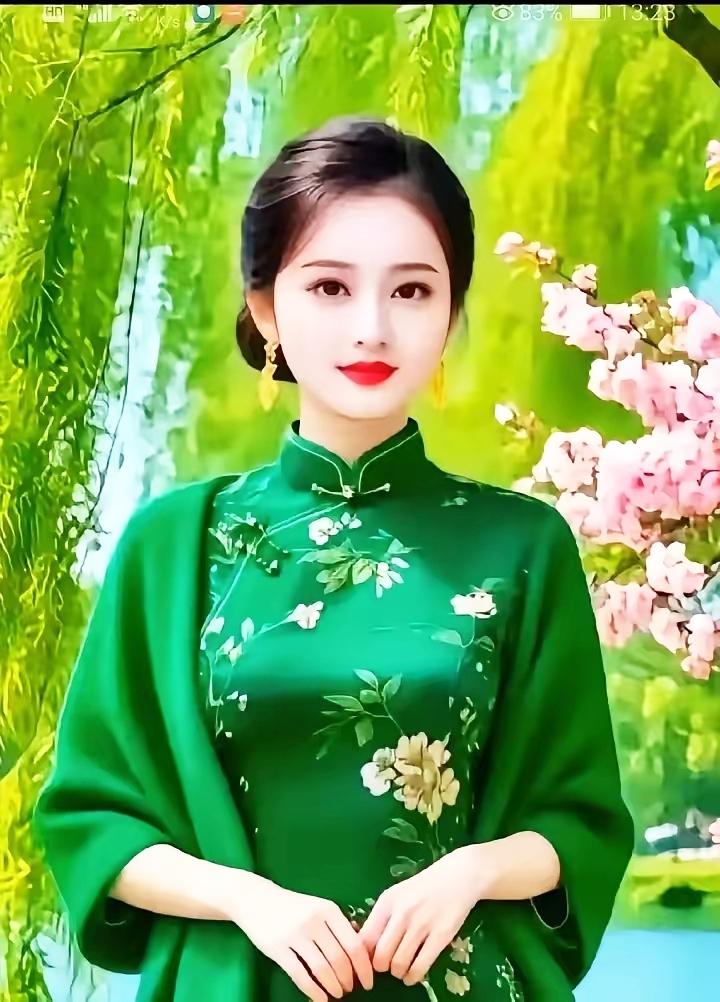 春日花海中的优雅旗袍，绿意盎然，美不胜收！🌸💚