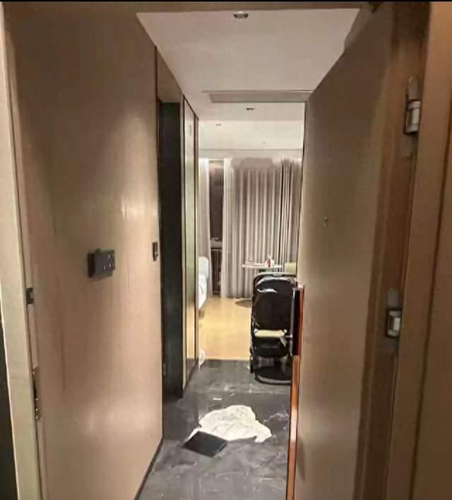 一家三口入住佛山一酒店被困卫生间4小时，自己撞门致骨折。