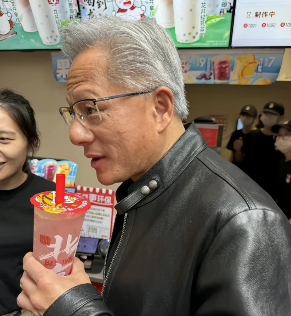 科技大佬×国民奶茶，梦幻联动实锤！蜜雪冰城上线黄仁勋同款饮品黄仁勋北京南锣鼓巷打