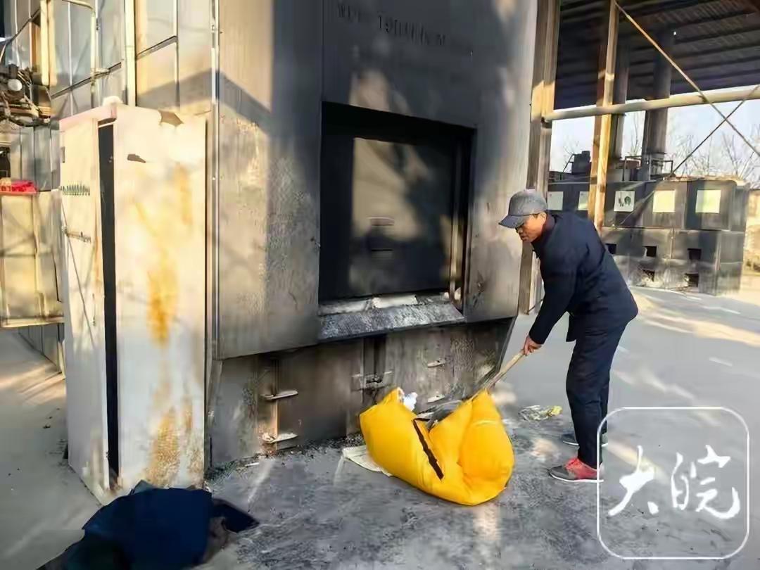 谁能想到，一床准备烧掉的旧被子里，竟然藏着41万块钱的存单！
如果不是殡仪馆的一