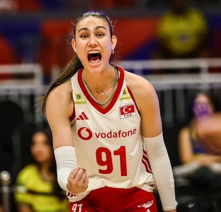 土耳其🇹🇷身披国家一队战袍出战首场正式比赛的19岁接应 🇹🇷 德芙妮·巴