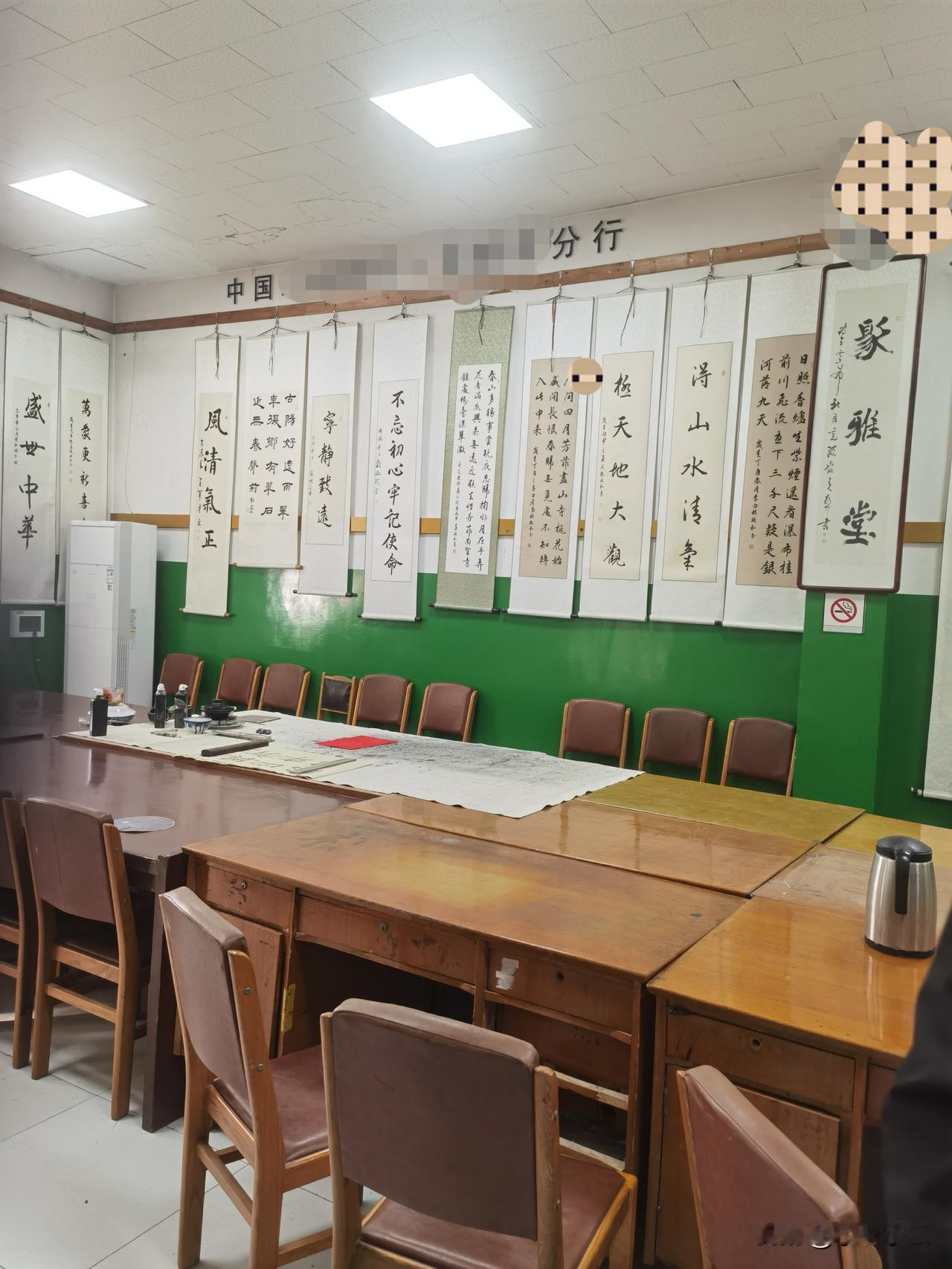 今天去老干部活动中心领春节慰问品，再次欣赏了老干部的书法作品，总体感觉写的不错，