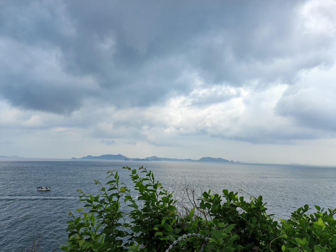 鹿嘴岩风光不错，气喘吁吁地顺着弯弯曲曲的登山道爬上山顶，眼前豁然开朗，海天一色，