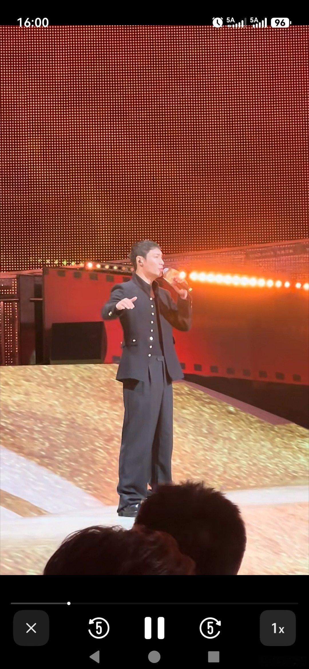 张艺兴现场演唱歌曲绽放张艺兴真厉害，不断拓宽音乐表达的边界，舞台之上热烈绽放，歌