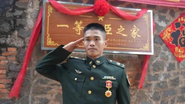 00后战士柯东贤，他今年23岁，入伍3年，荣立个人一等功！
弟弟柯东智曾和他一起