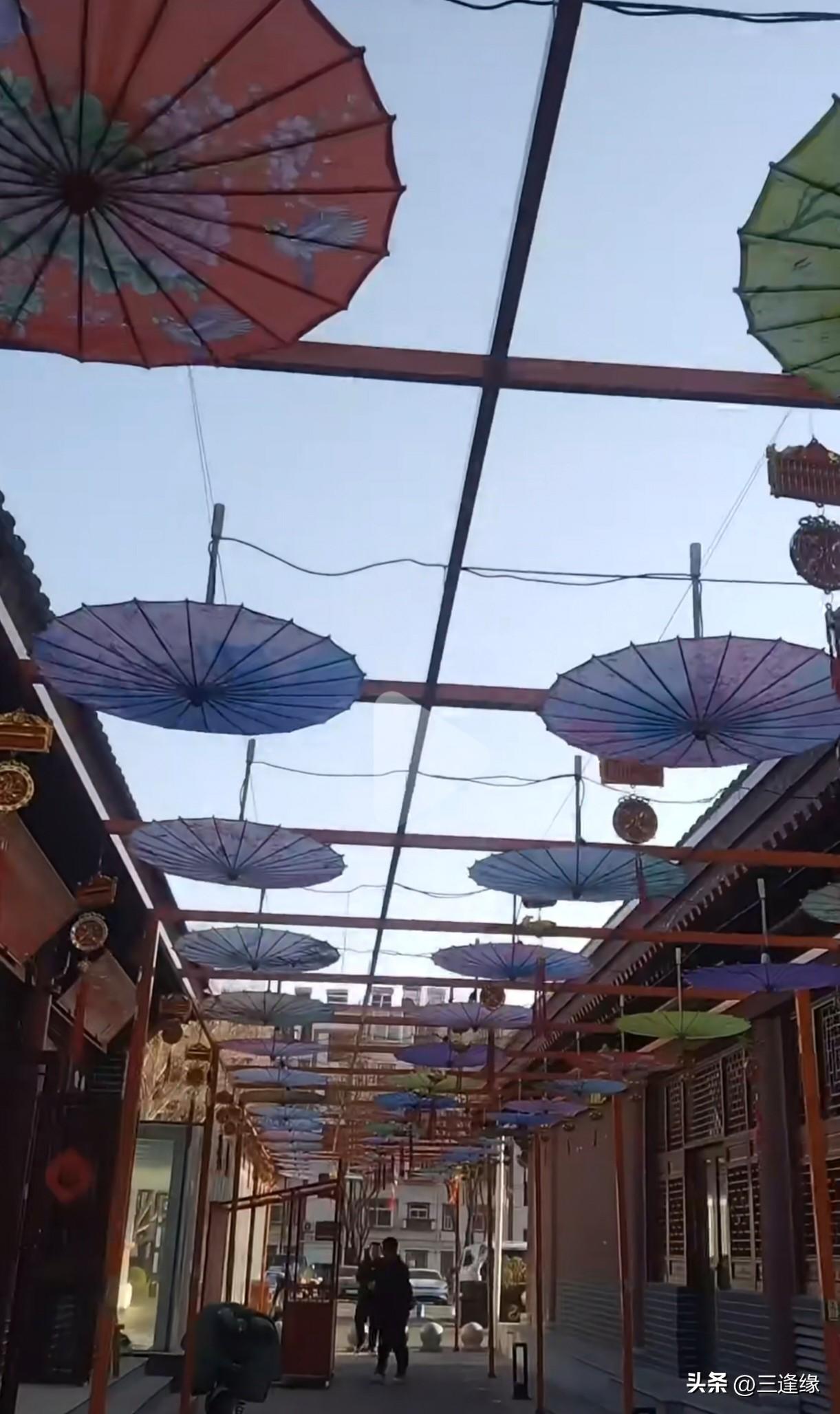 翻开地图看看，第一岛链像一道铁门死死锁住太平洋的入口。北边日本群岛连着琉球，南边